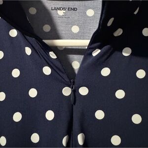 Long sleeve pullover.